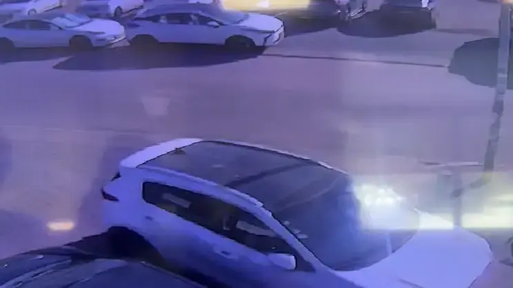 תיעוד: רגע פגיעת הטסלה בבית הקפה הפופולרי בכפר סבא תיעוד: רגע פגיעת הטסלה בבית הקפה הפופולרי בכפר סבא