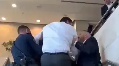 תיעוד חריג מהכנסת: יועצו הקרוב של בן גביר נגרר על ידי המאבטחים