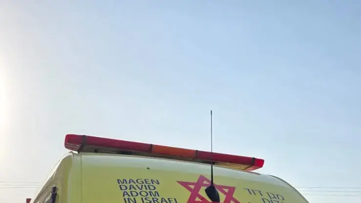 אבן הושלכה על ניידת טיפול נמרץ של מד"א בנגב – פאראמדיק נפצע ונזקק לטיפול רפואי אבן הושלכה על ניידת טיפול נמרץ של מד"א בנגב – פאראמדיק נפצע ונזקק לטיפול רפואי