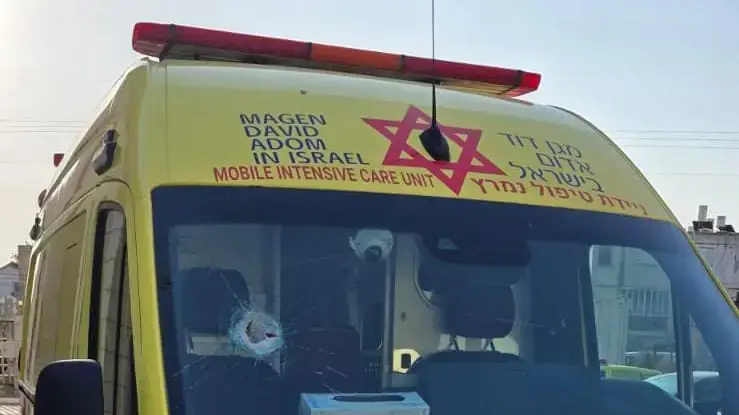 אבן הושלכה על ניידת טיפול נמרץ של מד"א בנגב – פאראמדיק נפצע ונזקק לטיפול רפואי