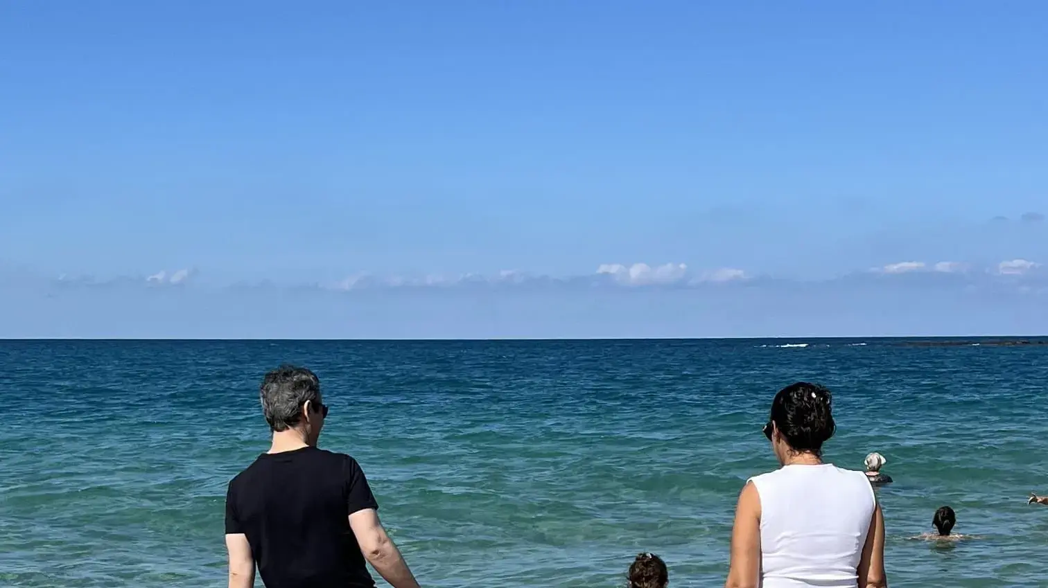 משפחת מירן בהרכב מלא - עמרי, לישי, רוני ועלמא, מבלה יחד בחוף הים
17 באוקטובר 2025 משפחת מירן בהרכב מלא - עמרי, לישי, רוני ועלמא, מבלה יחד בחוף הים
17 באוקטובר 2025