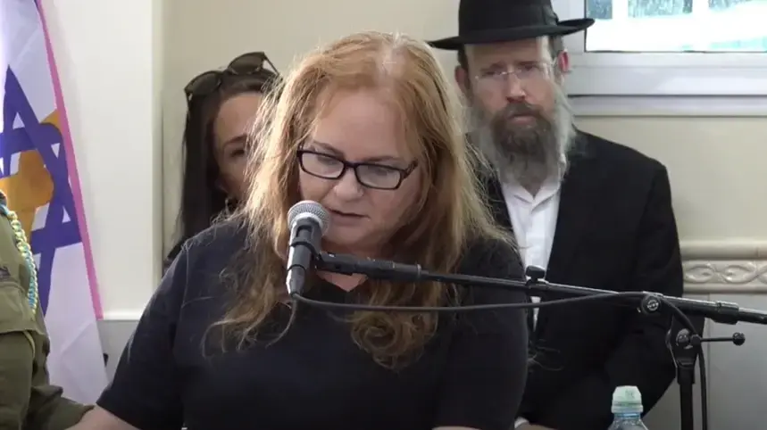 אמה של ענבר היימן בהלוויתה של בתה אמה של ענבר היימן בהלוויתה של בתה