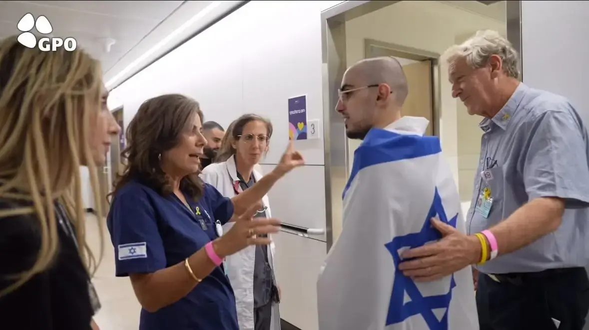 מלי זנדר מקבלת את פניו של רום ברסלבסקי בבית החולים שיבא מלי זנדר מקבלת את פניו של רום ברסלבסקי בבית החולים שיבא