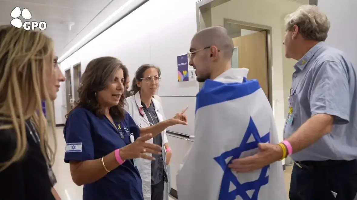 מלי זנדר מקבלת את פניו של רום ברסלבסקי בבית החולים שיבא מלי זנדר מקבלת את פניו של רום ברסלבסקי בבית החולים שיבא