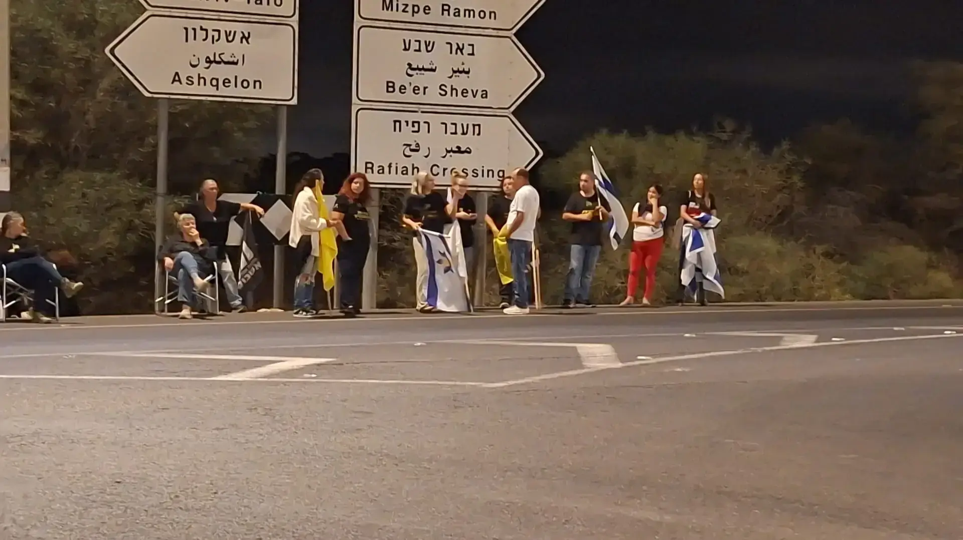 עשרות מתושבי מועצה אזורית אשכול מחכים לשיירה שתוביל את החלל-החטוף עשרות מתושבי מועצה אזורית אשכול מחכים לשיירה שתוביל את החלל-החטוף
