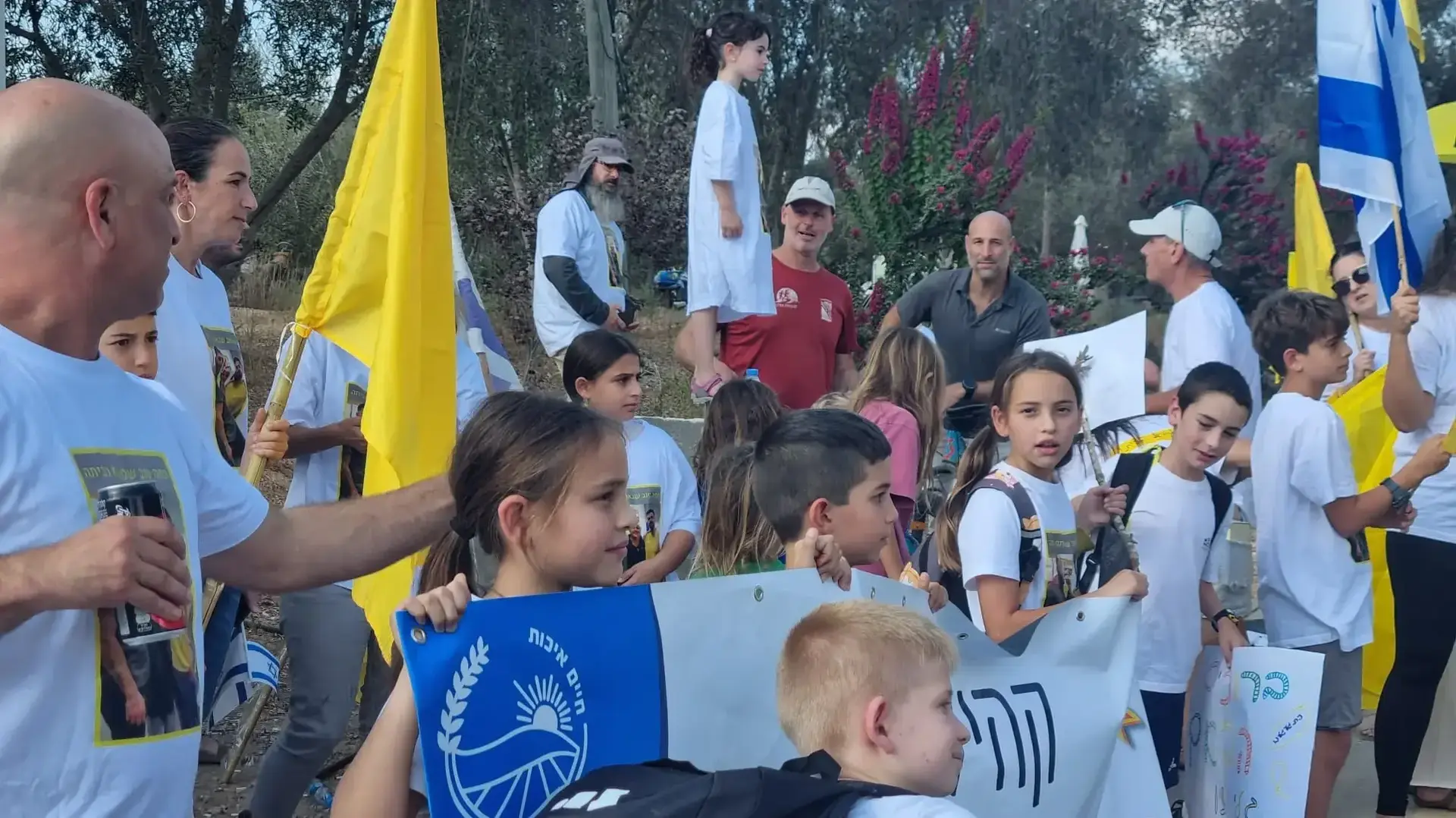 עשרות חברים ובני משפחה מלווים את שורדי השבי גלי וזיווי ברמן, קיבוץ בית גוברין, 19 באוקטובר 2025 עשרות חברים ובני משפחה מלווים את שורדי השבי גלי וזיווי ברמן, קיבוץ בית גוברין, 19 באוקטובר 2025