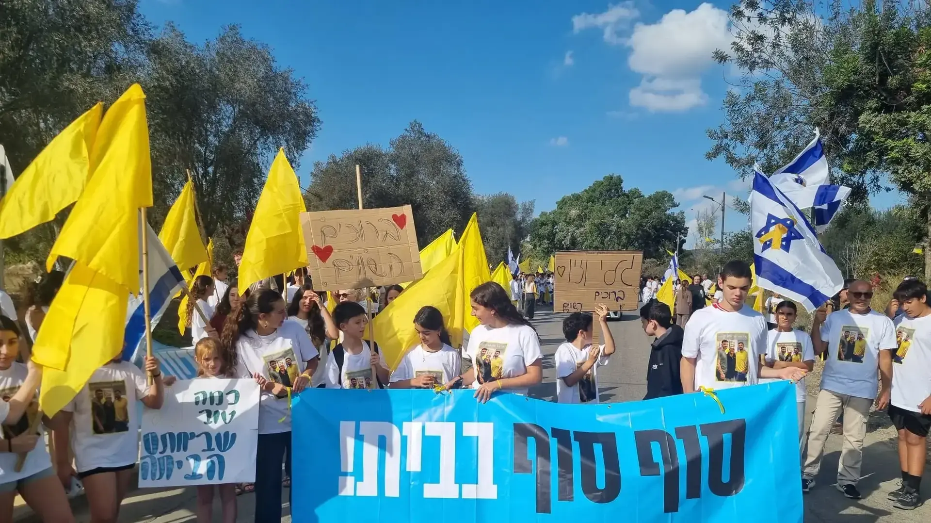 עשרות חברים ובני משפחה מלווים את שורדי השבי גלי וזיווי ברמן, קיבוץ בית גוברין, 19 באוקטובר 2025 עשרות חברים ובני משפחה מלווים את שורדי השבי גלי וזיווי ברמן, קיבוץ בית גוברין, 19 באוקטובר 2025