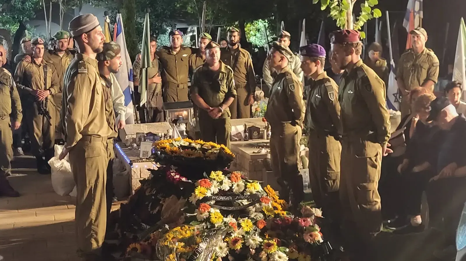 הלווייתו של סמ״ר איתי יעבץ, בית העלמין מודיעין בחלקה הצבאית. 20 באוקטובר 2025 הלווייתו של סמ״ר איתי יעבץ, בית העלמין מודיעין בחלקה הצבאית. 20 באוקטובר 2025