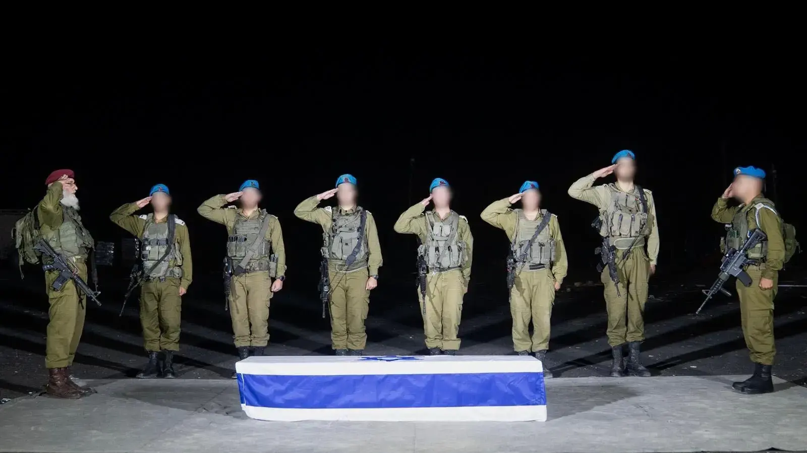 חיילי צה"ל מקבלים את ארונו של טל חיימי חיילי צה"ל מקבלים את ארונו של טל חיימי