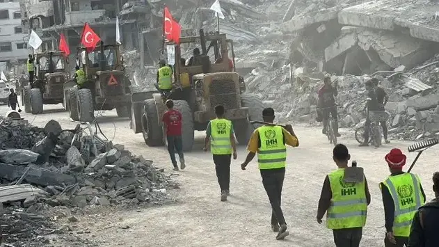 טרקטורים עם דגלי טורקיה בפעולות פינוי ברצועת עזה, אוקטובר 2025 טרקטורים עם דגלי טורקיה בפעולות פינוי ברצועת עזה, אוקטובר 2025