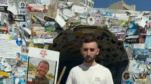 מתן אנגרסט ביקר בכיכר החטופים מתן אנגרסט ביקר בכיכר החטופים