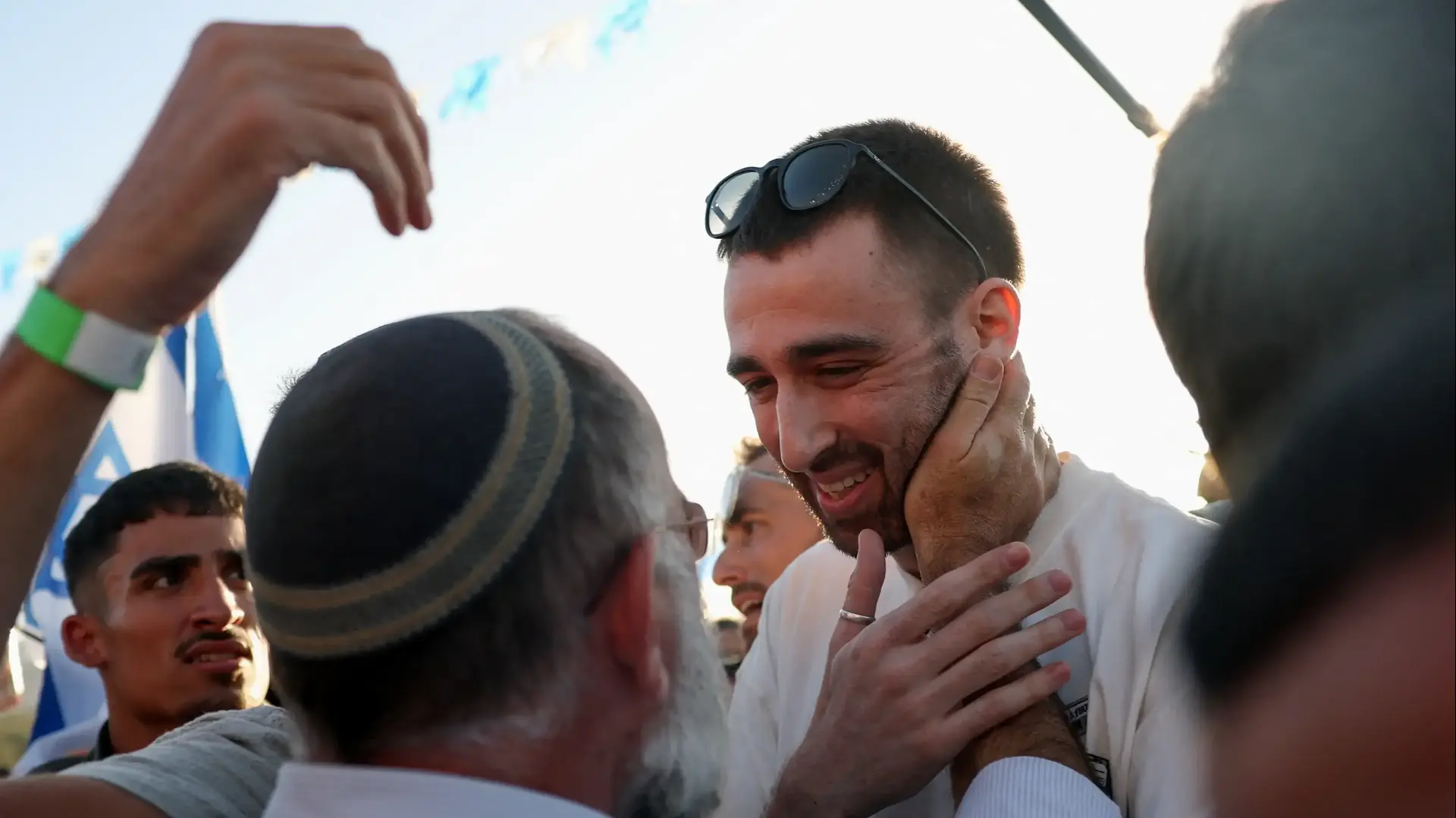 שורד השבי אבינתן אור שב הביתה, יישוב שילה, 21 באוקטובר 2025 שורד השבי אבינתן אור שב הביתה, יישוב שילה, 21 באוקטובר 2025