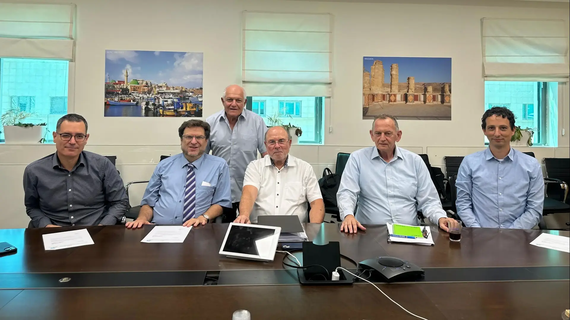 שר הבריאות חיים כץ, השופט בדימוס יורם דנציגר, עו"ד יואל בריס, מנכ"ל משרד הבריאות, משה בר סימן־טוב ויו"ר דירקטוריון כללית, יוחנן לוקר