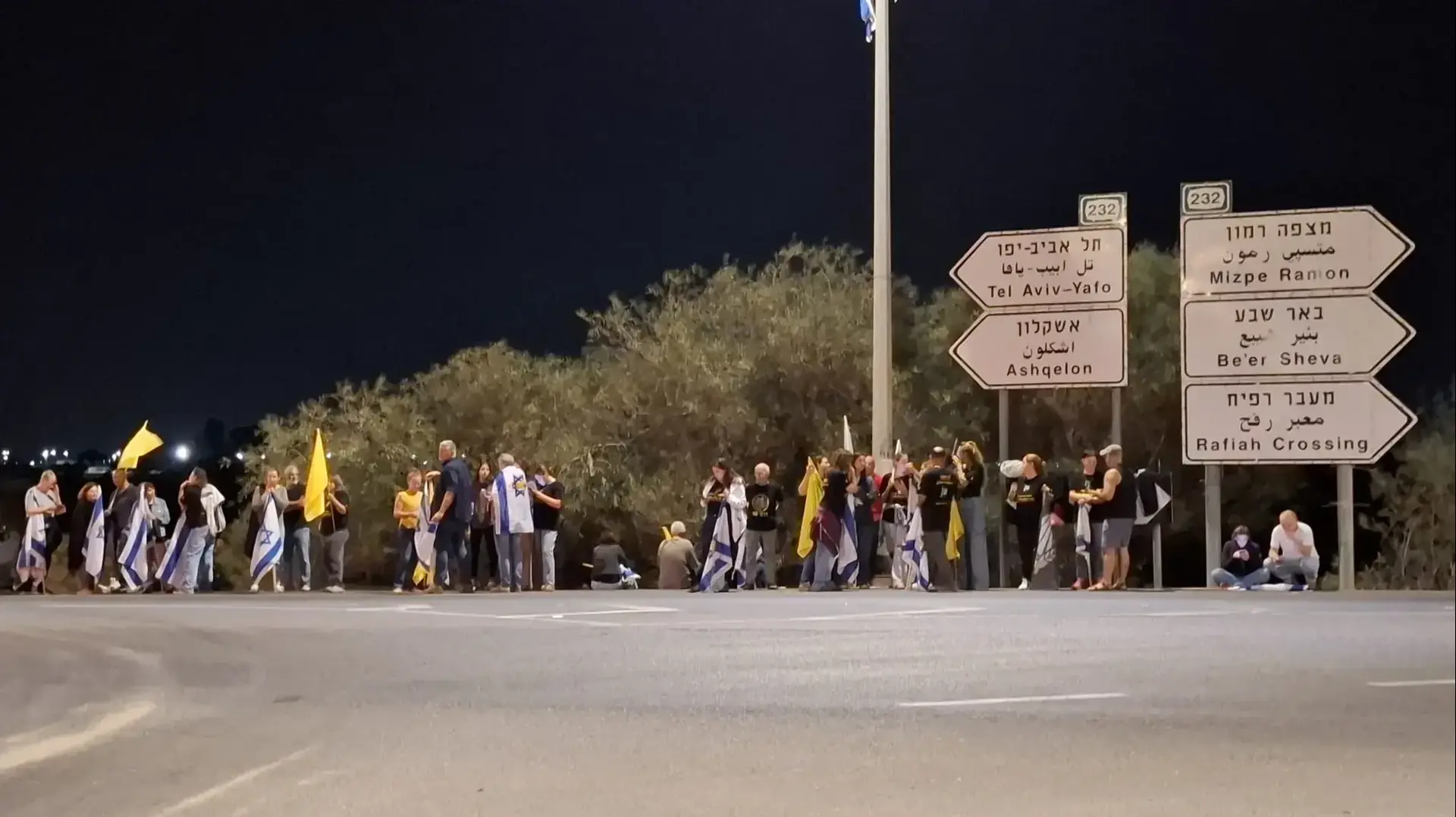תושבי אשכול מלווים בצומת גמה את השיירה המובילה את ארונותיהם של שני החללים החטופים. 21.10.25 תושבי אשכול מלווים בצומת גמה את השיירה המובילה את ארונותיהם של שני החללים החטופים. 21.10.25