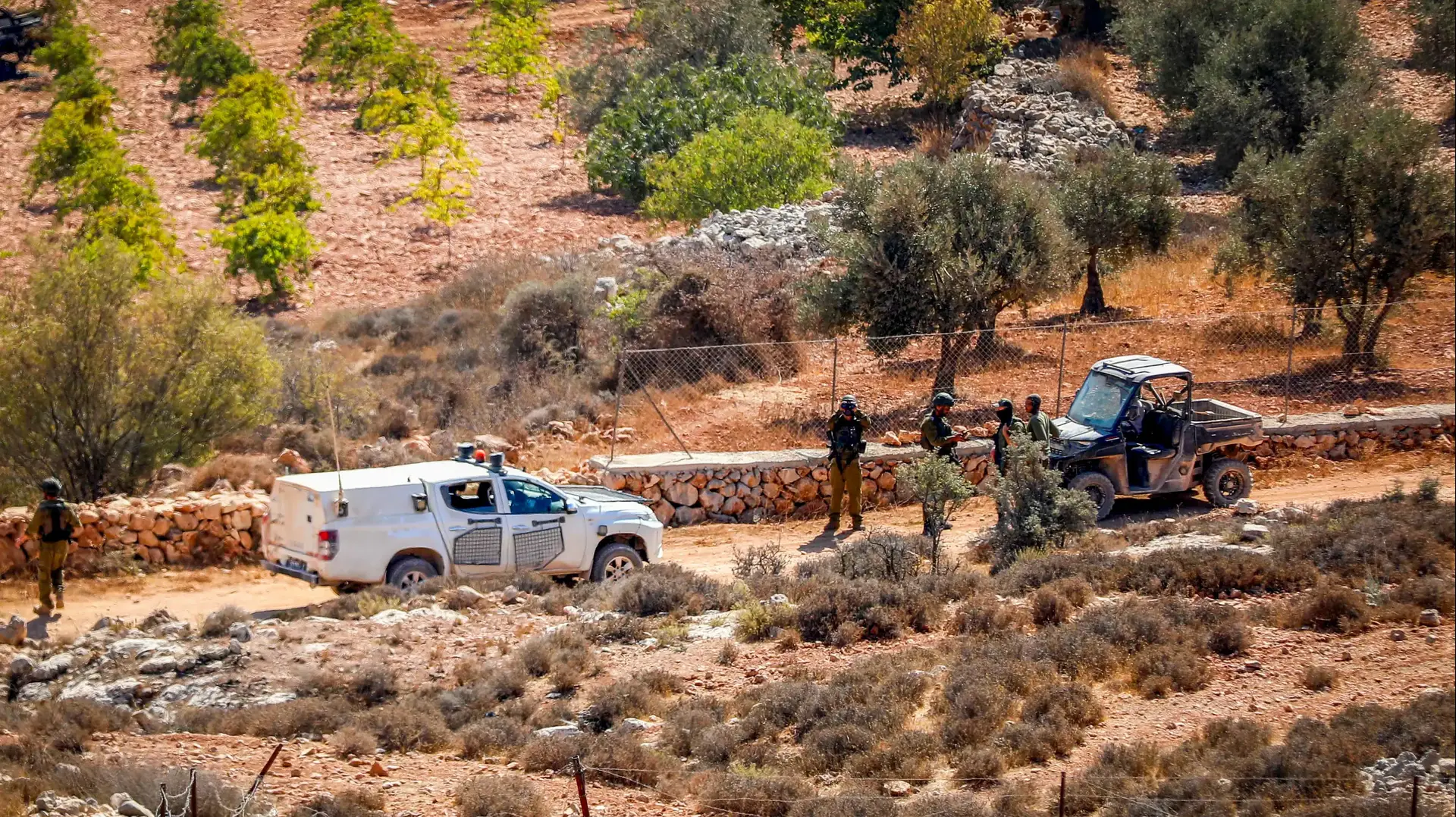 כוחות הביטחון ליד מכונית שרופה לאחר תקיפת מתנחלים בכפר בית פג'אר, דרומית לבית לחם
14 באוקטובר 2025 כוחות הביטחון ליד מכונית שרופה לאחר תקיפת מתנחלים בכפר בית פג'אר, דרומית לבית לחם
14 באוקטובר 2025