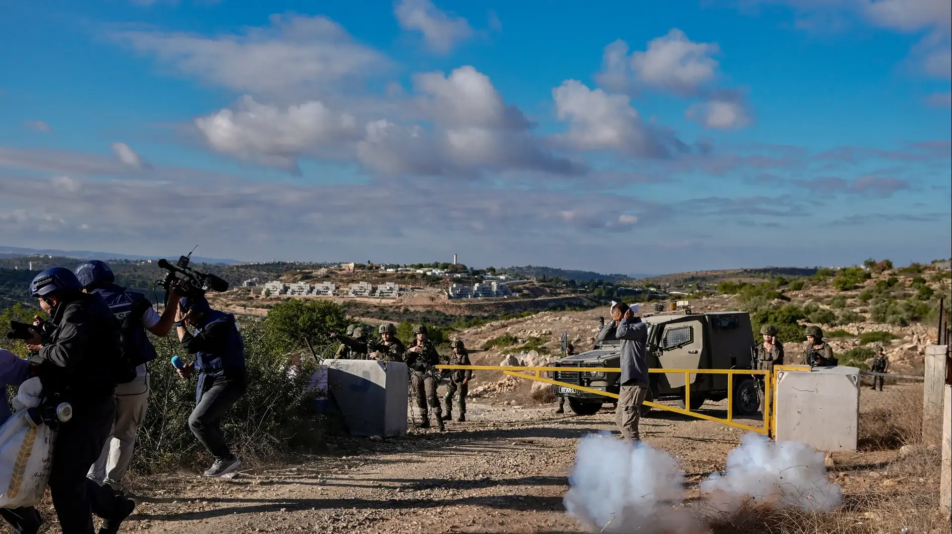 חיילים ישראלים מפזרים חקלאים פלסטינים ומונעים מהם לקטוף זיתים במהלך עונת הקציר השנתית, בכפר כובר, ליד רמאללה

 18 באוקטובר 2025