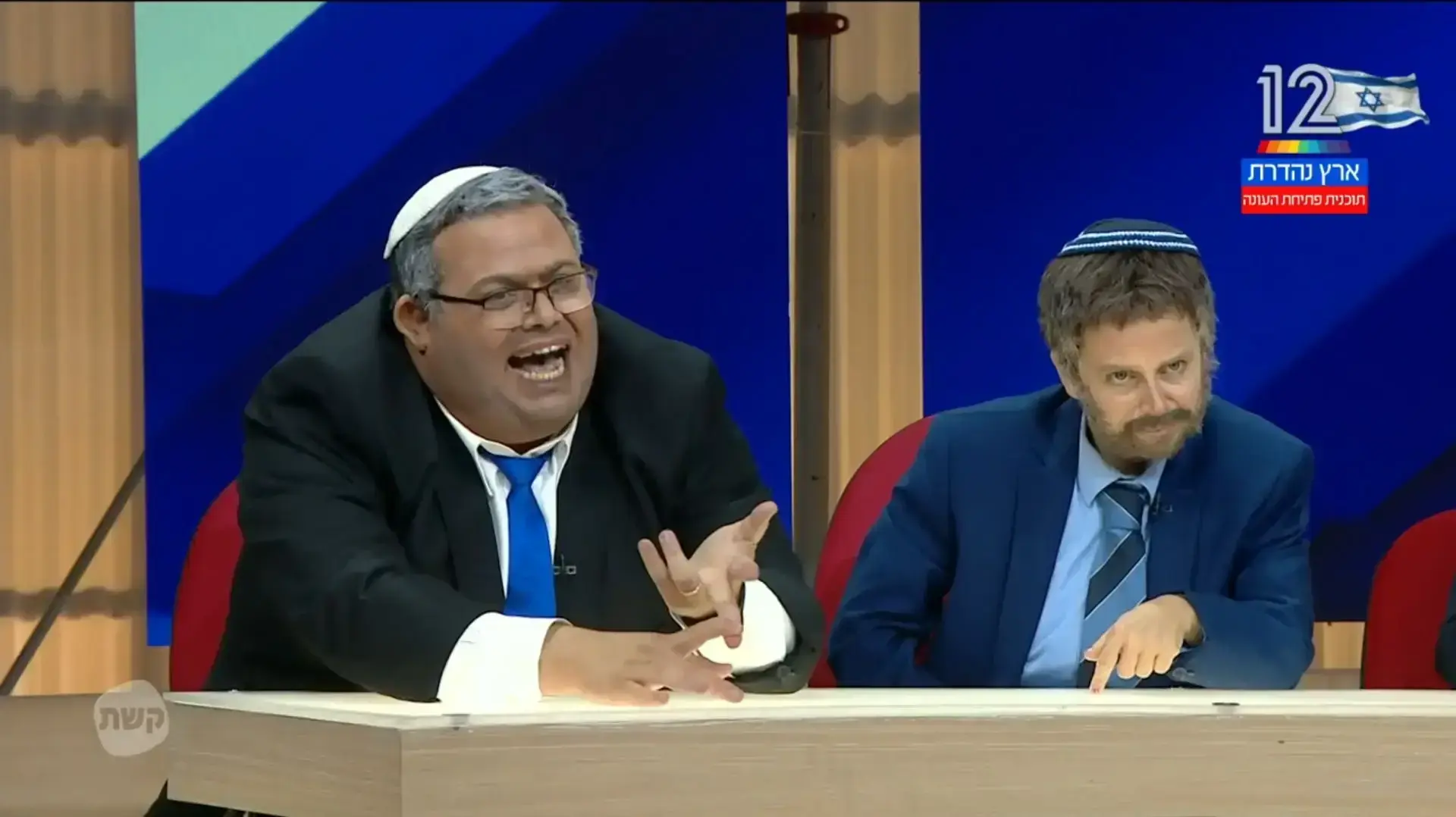 אוריאל צברי בתפקיד איתמר בן גביר, גיה באר-גורביץ' בתפקיד בצלאל סמוטריץ', "ארץ נהדרת" עונה 22 אוריאל צברי בתפקיד איתמר בן גביר, גיה באר-גורביץ' בתפקיד בצלאל סמוטריץ', "ארץ נהדרת" עונה 22