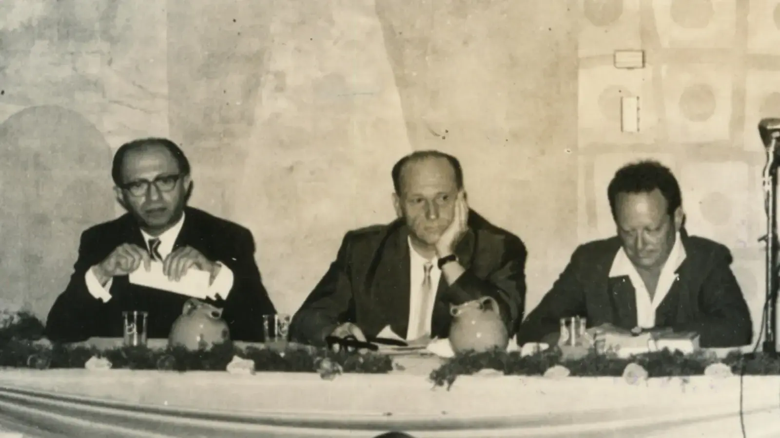 יגאל אלון מימין, מנחם בגין משמאל יגאל אלון מימין, מנחם בגין משמאל