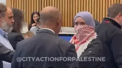 רעולי פנים שנכנסו לכיתה של מרצה לכלכלה בלונדון רעולי פנים שנכנסו לכיתה של מרצה לכלכלה בלונדון