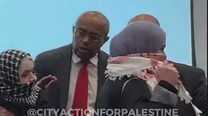 רעולי פנים שנכנסו לכיתה של מרצה לכלכלה בלונדון רעולי פנים שנכנסו לכיתה של מרצה לכלכלה בלונדון