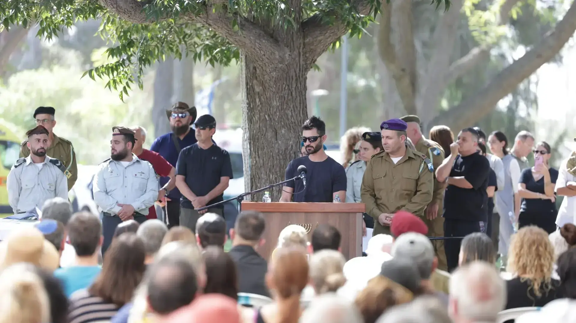 ניר אדר אחיו של תמיר אדר בהלוויתו, קיבוץ ניר עוז, 23 באוקטובר 2025 ניר אדר אחיו של תמיר אדר בהלוויתו, קיבוץ ניר עוז, 23 באוקטובר 2025