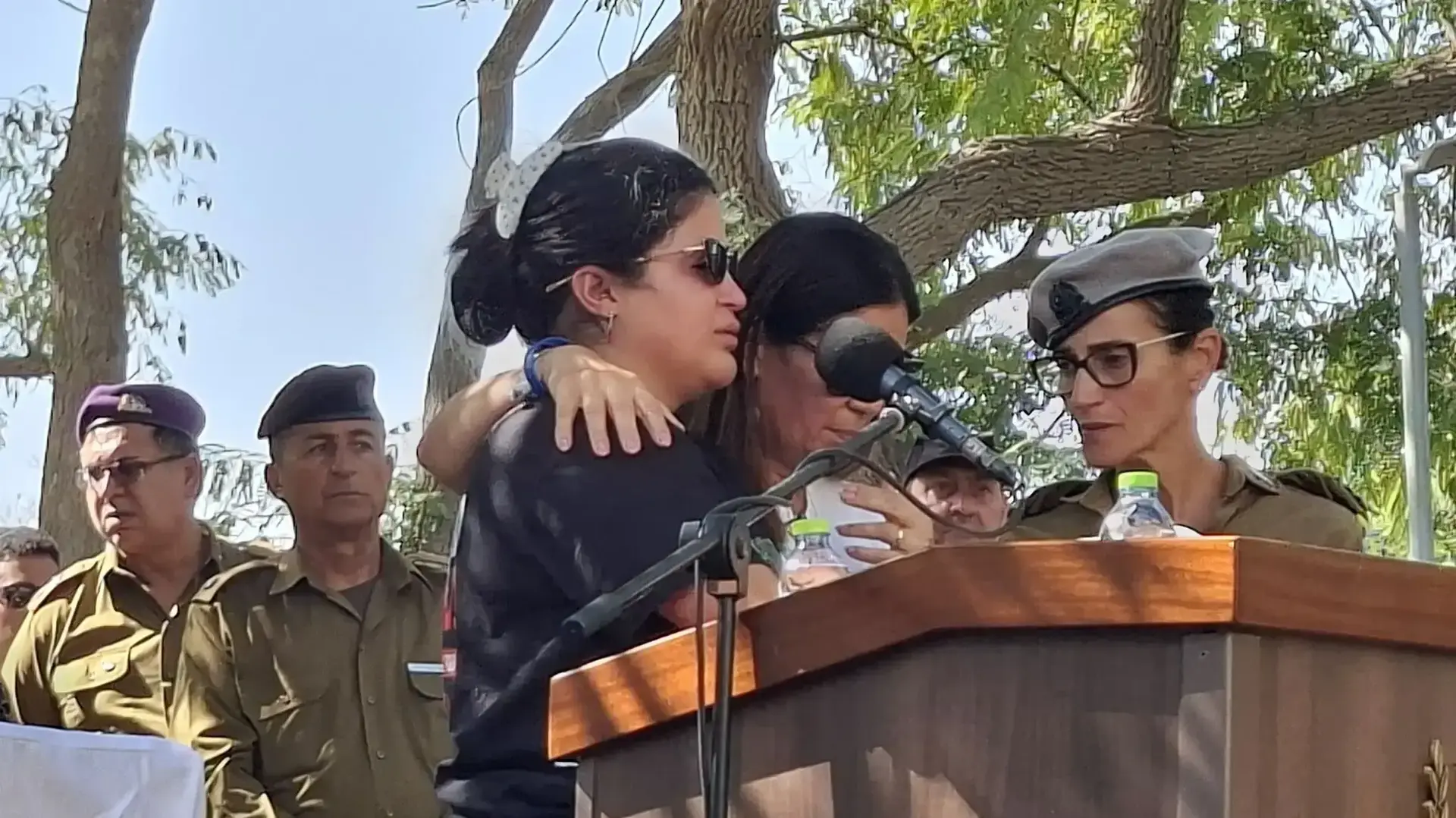 רוני אדר אחותו של תמיר אדר בהלוויתו, קיבוץ ניר עוז, 23 באוקטובר 2025 רוני אדר אחותו של תמיר אדר בהלוויתו, קיבוץ ניר עוז, 23 באוקטובר 2025