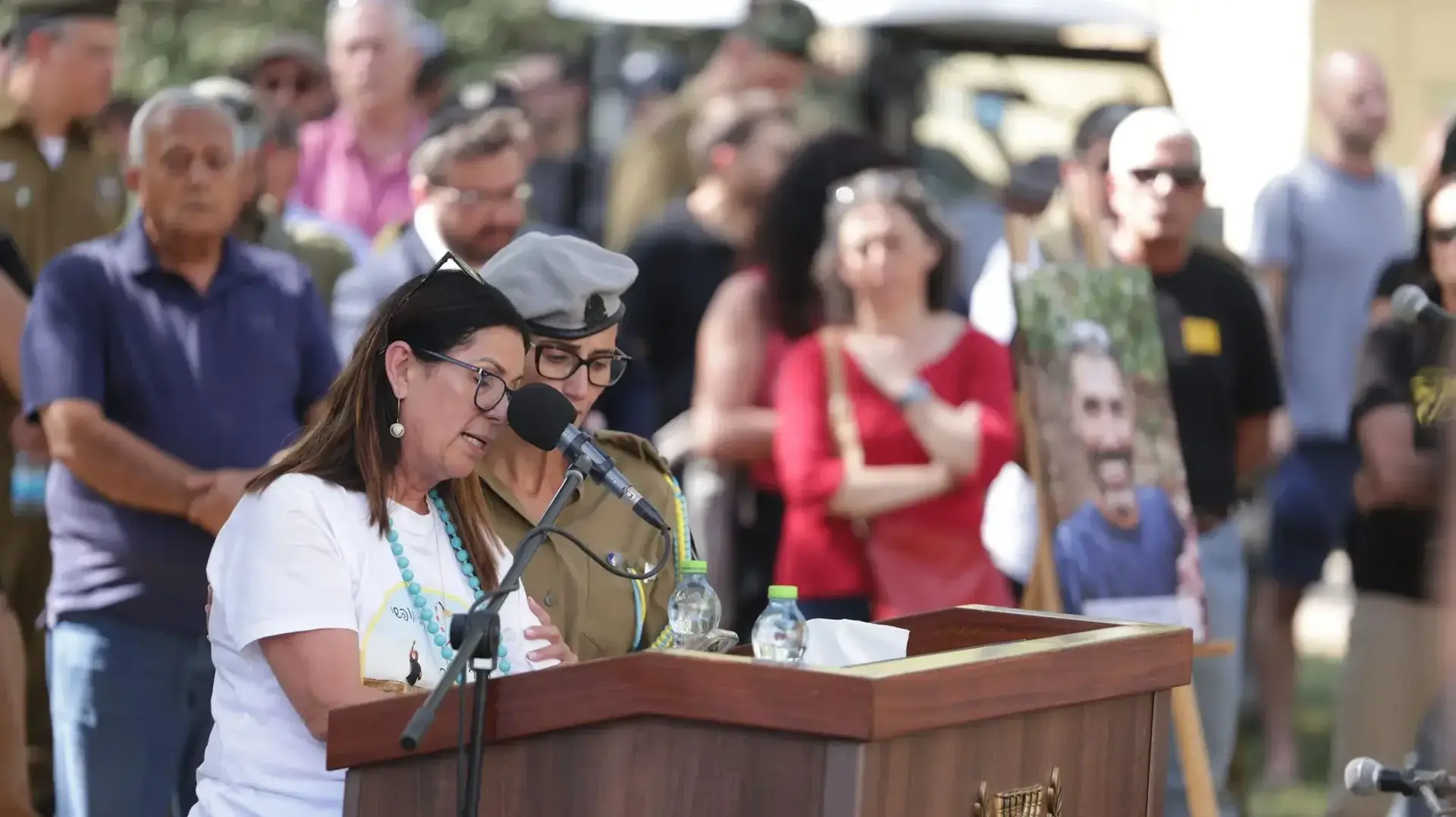 יעל אדר אמו של תמיר אדר בהלוויתו, קיבוץ ניר עוז, 23 באוקטובר 2025