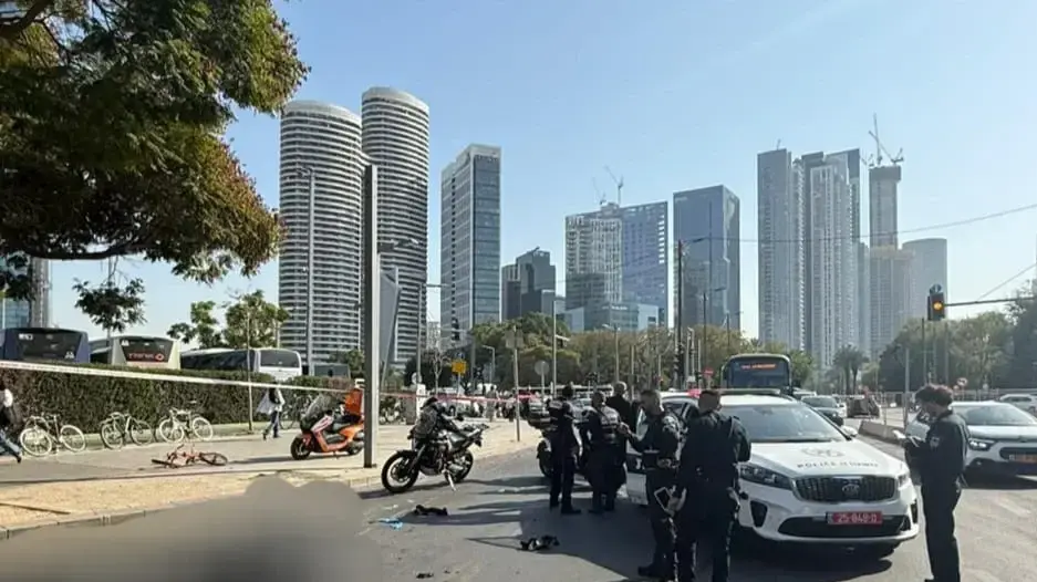 רוכב אופניים נהרג לאחר שהתנגש באופנוע בצומת נמיר, תל אביב. 23 באוקטובר 2025 