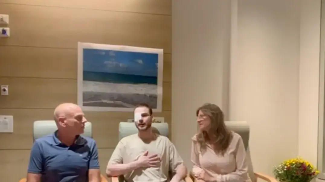אלון אהל ביציאה מבית החולים בילינסון אלון אהל ביציאה מבית החולים בילינסון