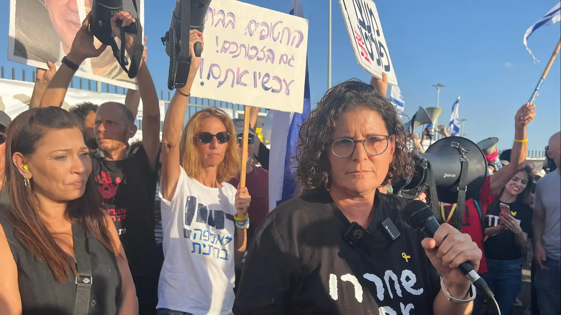 אילה מצגר שבני משפחתה נחטפו לעזה בבית מעצר ניצן בהפגנת תמיכה בעצורי הפחים ומחאה נגד אכיפה בררנית. 24 באוקטובר 2025 אילה מצגר שבני משפחתה נחטפו לעזה בבית מעצר ניצן בהפגנת תמיכה בעצורי הפחים ומחאה נגד אכיפה בררנית. 24 באוקטובר 2025