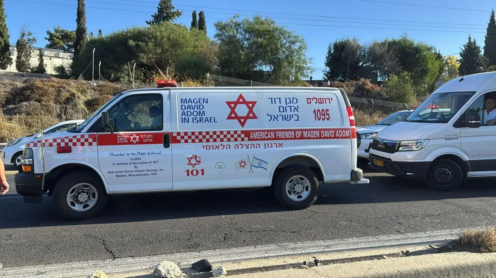 ניידת מגן דוד אדום בזירת התאונה ניידת מגן דוד אדום בזירת התאונה