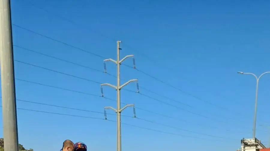 צוותי מגן דוד אדום סמוך לרכב הפגוע צוותי מגן דוד אדום סמוך לרכב הפגוע