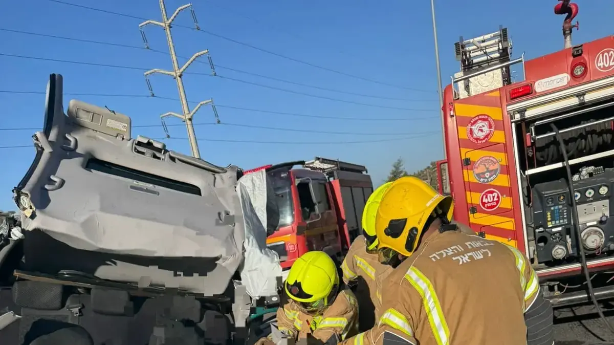 לוחמי אש ממרחב בנימין פעלו לחילוץ הרוגה בתאונת דרכים בכביש 443 לוחמי אש ממרחב בנימין פעלו לחילוץ הרוגה בתאונת דרכים בכביש 443