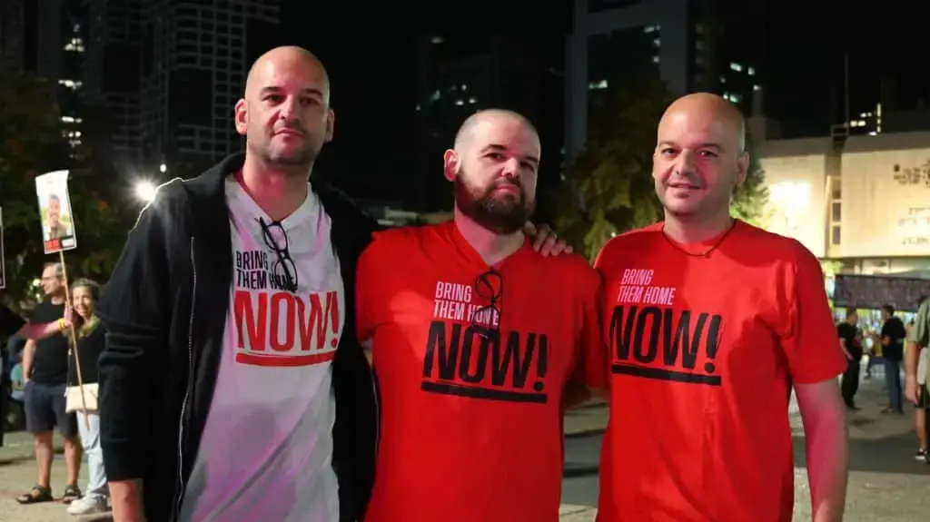שורד השבי איתן הורן הגיע לראשונה לכיכר החטופים שורד השבי איתן הורן הגיע לראשונה לכיכר החטופים