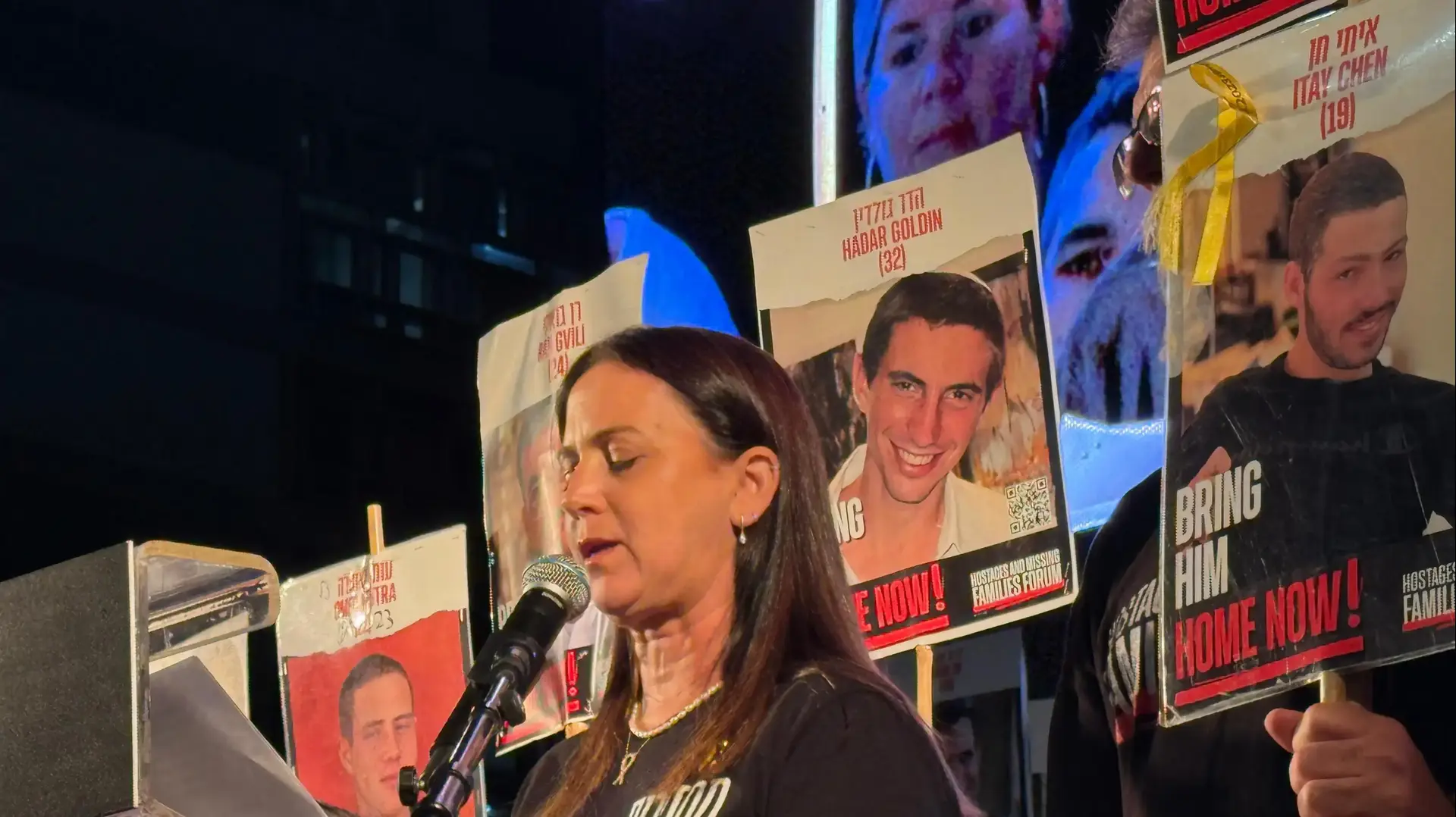 ענת אנגרסט נושאת דברים בעצרת למען השבת החטופים - כיכר החטופים. ענת אנגרסט נושאת דברים בעצרת למען השבת החטופים - כיכר החטופים.