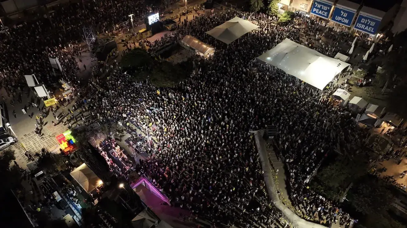 אלפי ישראלים ממלאים את כיכר החטופים והרחובות אלפי ישראלים ממלאים את כיכר החטופים והרחובות