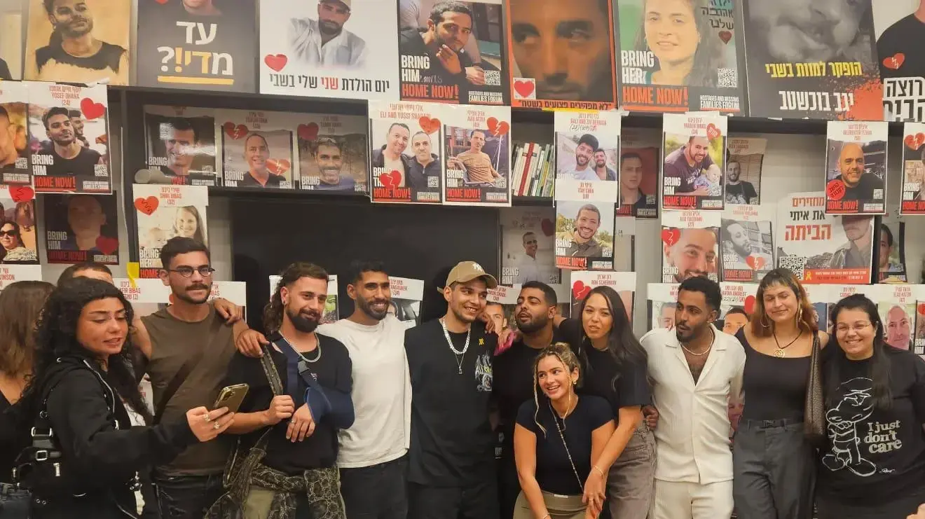שורד השבי יוסף חיים אוחנה הערב לראשונה בכיכר החטופים. 25 באוקטובר 2025 שורד השבי יוסף חיים אוחנה הערב לראשונה בכיכר החטופים. 25 באוקטובר 2025