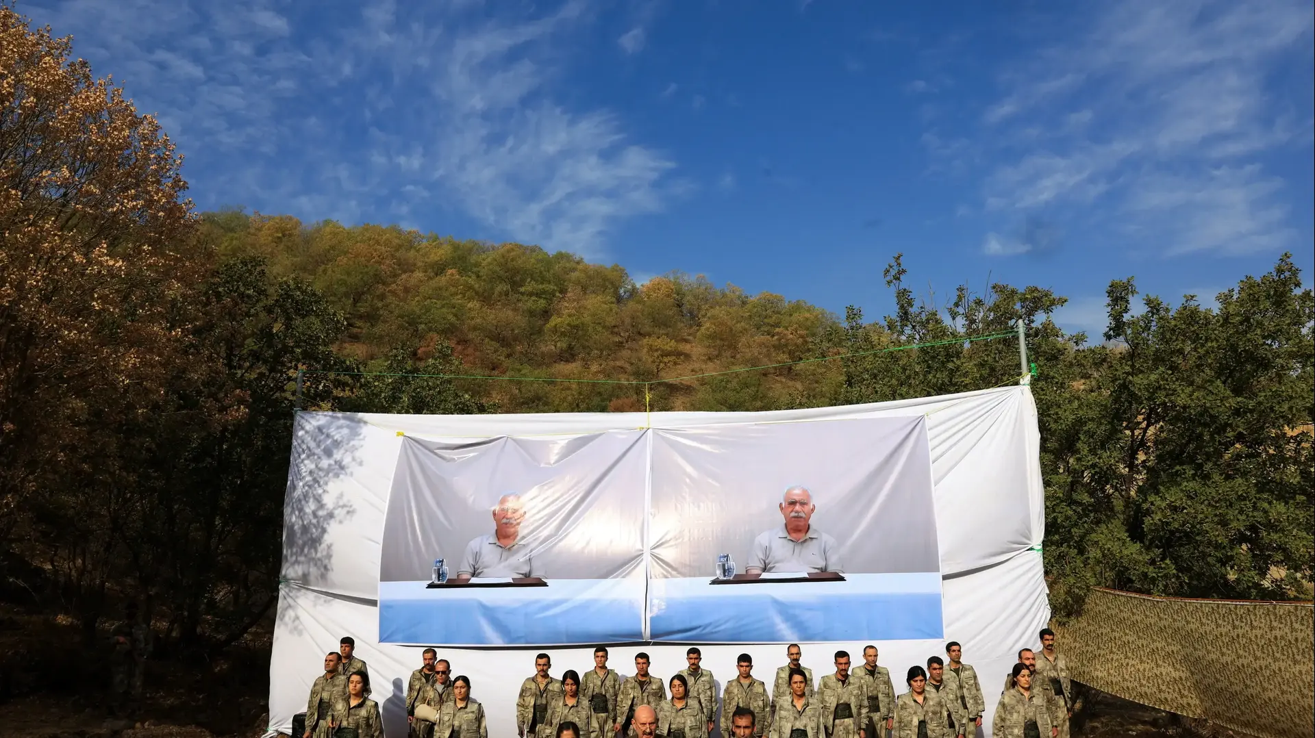 לוחמי PKK מניחים את נשקם בטקס בצפון עיראק, 26 באוקטובר 2025