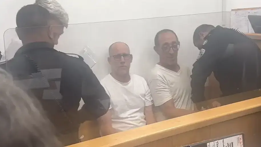 הנאשמים בהצתה בהפגנה בירושלים בדיון בבית המשפט המחוזי, 26 באוקטובר 2025 הנאשמים בהצתה בהפגנה בירושלים בדיון בבית המשפט המחוזי, 26 באוקטובר 2025