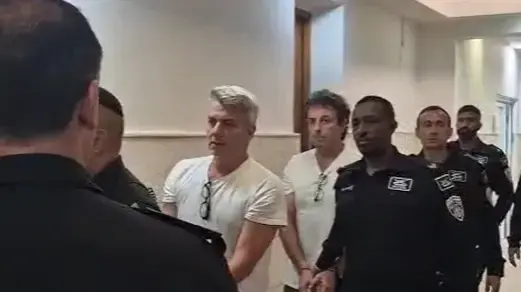 הנאשמים בהצתה בהפגנה בירושלים בדיון בבית המשפט המחוזי בעיר, 26 באוקטובר 2025 הנאשמים בהצתה בהפגנה בירושלים בדיון בבית המשפט המחוזי בעיר, 26 באוקטובר 2025
