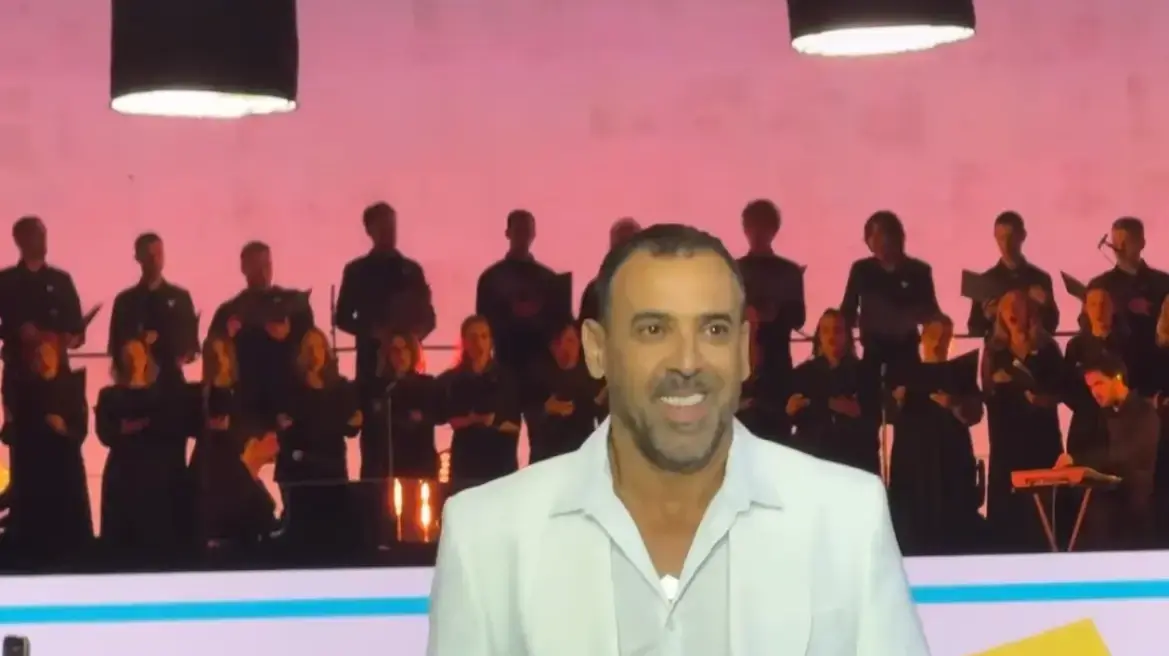אלי שרעבי צועד בגאלה של שבוע האופנה תל אביב 2025 אלי שרעבי צועד בגאלה של שבוע האופנה תל אביב 2025