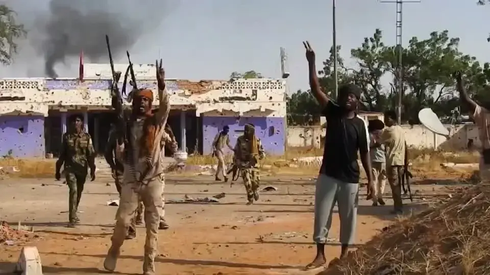 כוחות המורדים חוגגים את כיבוש מטה הצבא בעיר אל-פשיר, סודאן, 26 באוקטובר 2025