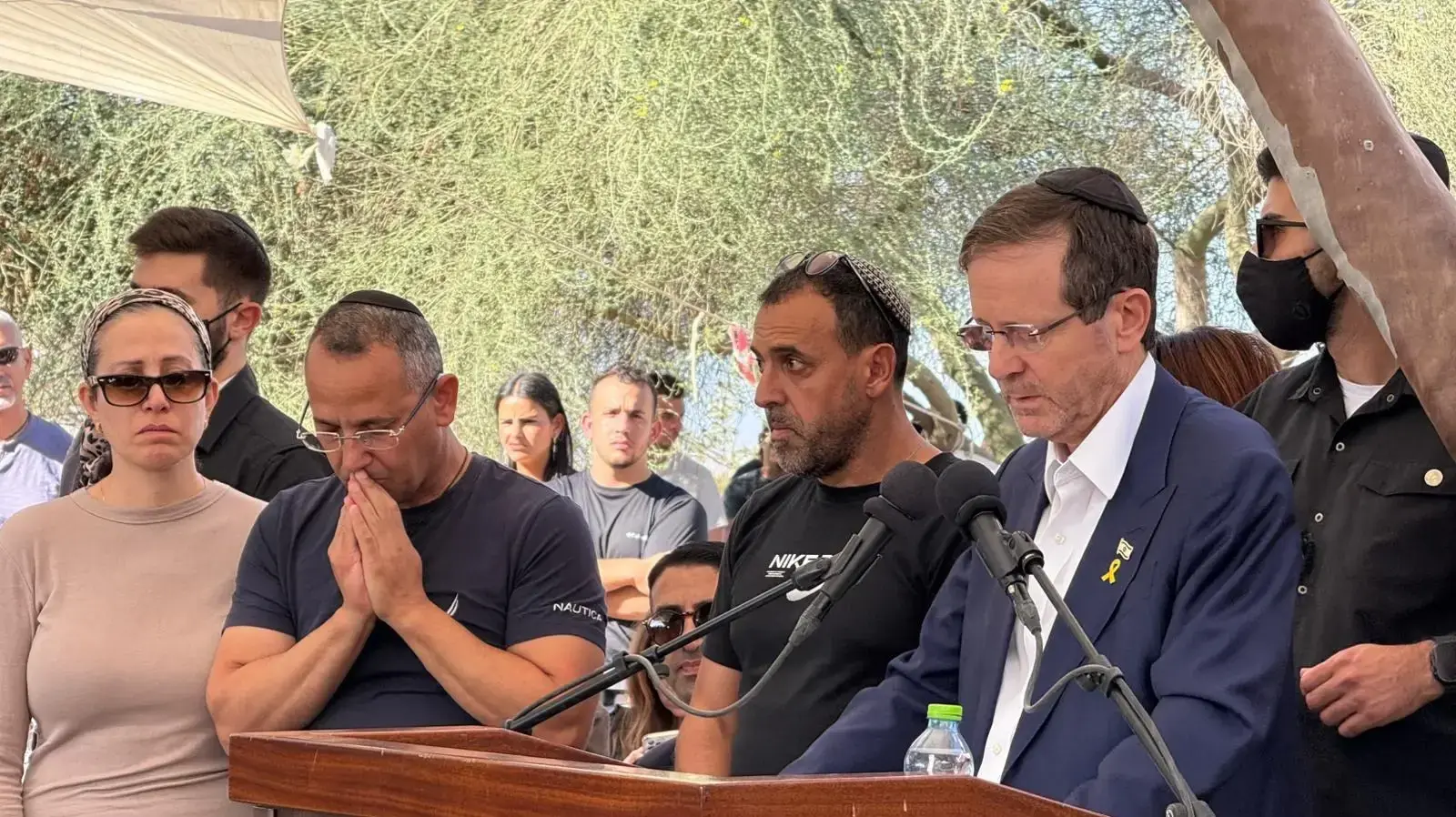 יצחק הרצוג, נשיא המדינה בהלוויה של יוסי שרעבי לקיבוץ בארי, 27 באוקטובר 2025 יצחק הרצוג, נשיא המדינה בהלוויה של יוסי שרעבי לקיבוץ בארי, 27 באוקטובר 2025
