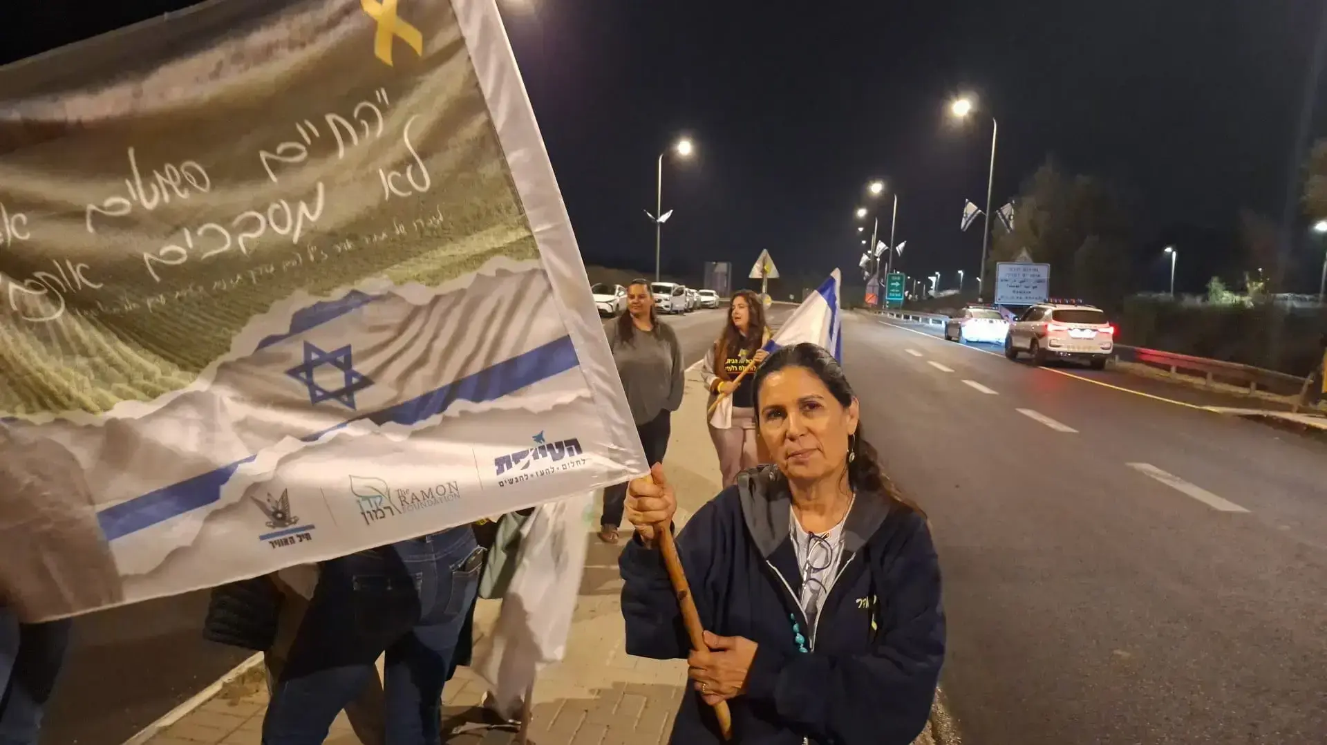 יעל אדר, אמו של החטוף של תמיר אדר, ממתינה לשיירה שמגיעה עם ארון חטוף חלל יעל אדר, אמו של החטוף של תמיר אדר, ממתינה לשיירה שמגיעה עם ארון חטוף חלל