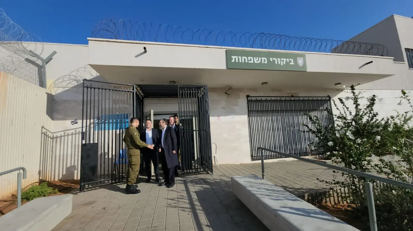 ח"כ משה גפני ביקר את בחורי הישיבה שנמצאים בכלא הצבאי ח"כ משה גפני ביקר את בחורי הישיבה שנמצאים בכלא הצבאי