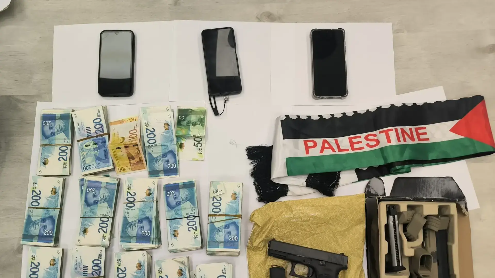 אקדח גלוק ותחמושת שנמצאו בדירה בלוד אקדח גלוק ותחמושת שנמצאו בדירה בלוד