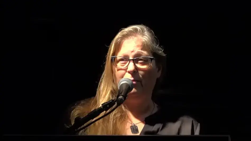 חירות נמרודי, אמו של תמיר נמרודי, בכיכר החטופים, 28 באוקטובר 2025 חירות נמרודי, אמו של תמיר נמרודי, בכיכר החטופים, 28 באוקטובר 2025