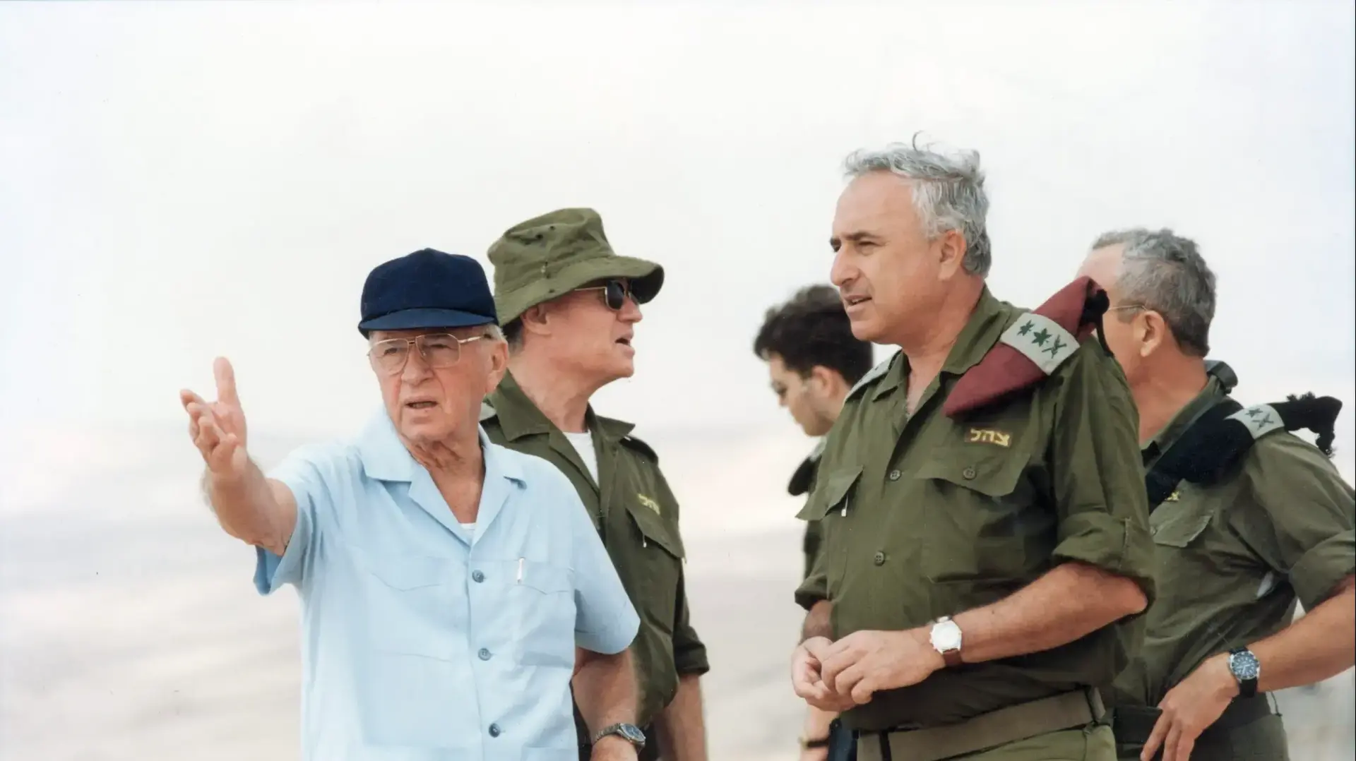אמנון ליפקין שחק ,יצחק רבין, דני יתום
בתרגיל בערד, 19 בספטמבר 1995
