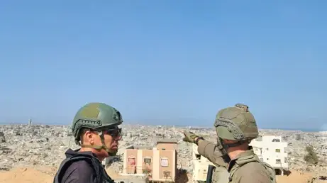 אל"מ אייל כהן, מח"ט כפיר, עם אמיר בוחבוט, ח'אן יונס, 26 באוקטובר 2025
