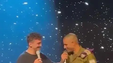 ראש אגף כוח האדם, דדו בר-כליפא, מעניק לשורד השבי עידן אלכסנדר דרגת רב-סמל, 29 באוקטובר 2025 ראש אגף כוח האדם, דדו בר-כליפא, מעניק לשורד השבי עידן אלכסנדר דרגת רב-סמל, 29 באוקטובר 2025